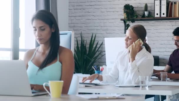 Wideo Inteligentnej Bizneswoman Rozmawiającej Przez Telefon Komórkowy Podczas Pracy Komputerem — Wideo stockowe