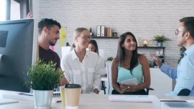 Bir grup başarılı zeki iş adamının birlikte çalıştıkları yerde sağ ellerini kaldırarak iyi iş çıkarmalarını gösteren bir video..