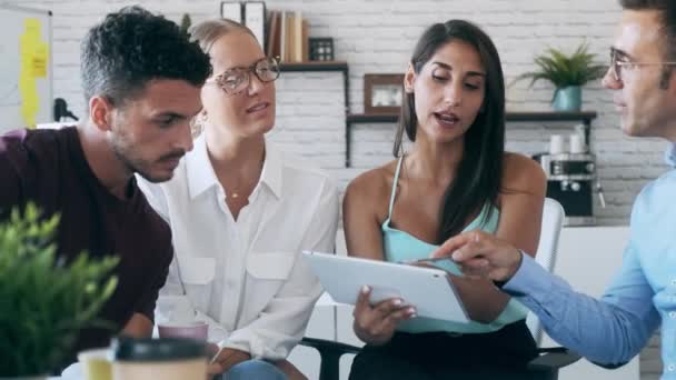 Vídeo Pessoas Negócios Multiage Casuais Trabalhando Falando Deles Novo Projeto — Vídeo de Stock