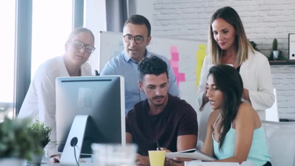 Video Framgångsrika Affärsteam Står Runt Datorn För Presentation Arbete Coworking — Stockvideo