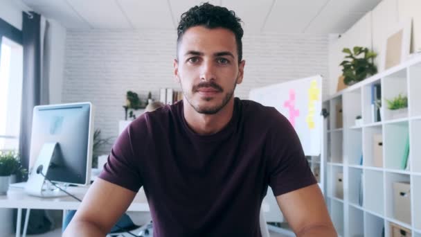 Video Pohledný Mladý Podnikatel Hledá Mluví Přes Webkameru Při Natáčení — Stock video
