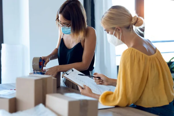 Skott Två Vackra Frilansande Affärskvinnor Säljare Bär Hygienisk Ansiktsmask Samtidigt — Stockfoto