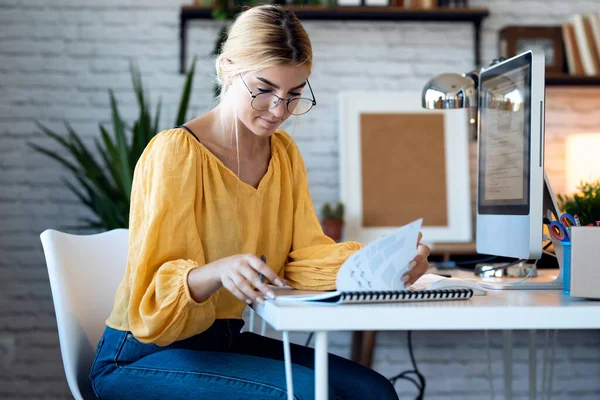 프리랜서 사업가인 여성이 자신의 스타트업작은 사업에서 컴퓨터와 일하면서 정보를 모습을 — 스톡 사진