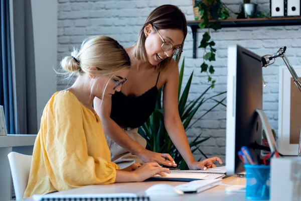 Shot Two Beautiful Freelance Business Women Seller Sprawdzanie Zamówienia Produktów — Zdjęcie stockowe