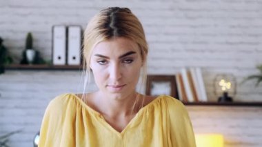 Girişiminde kameraya bakarken gülümseyen serbest çalışan güzel bir iş kadını videosu.. 