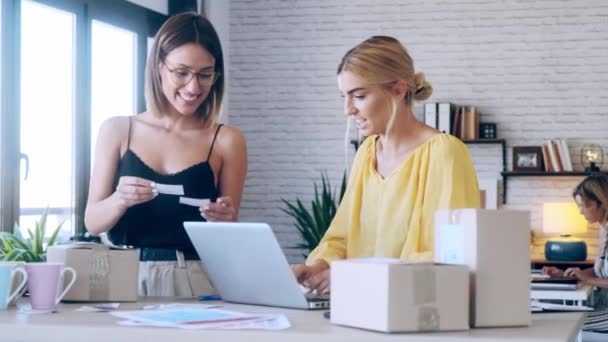 Vídeo Duas Belas Mulheres Negócios Freelance Vendedor Verificando Ordem Produto — Vídeo de Stock