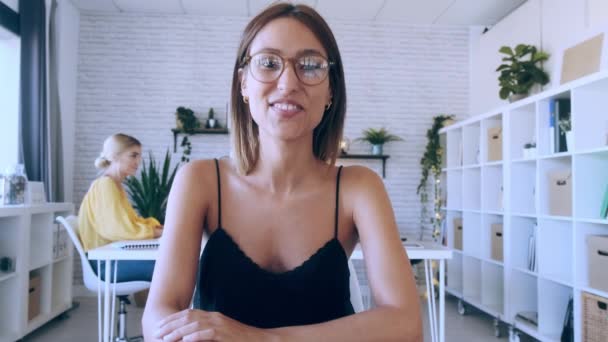 Video Hermosa Sonriente Mujer Negocios Mirando Hablando Través Webcam Mientras — Vídeos de Stock