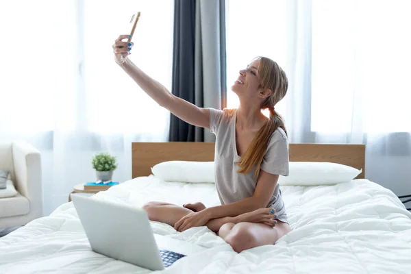 Tiro Jovem Feliz Fazendo Selfie Com Seu Telefone Inteligente Enquanto — Fotografia de Stock