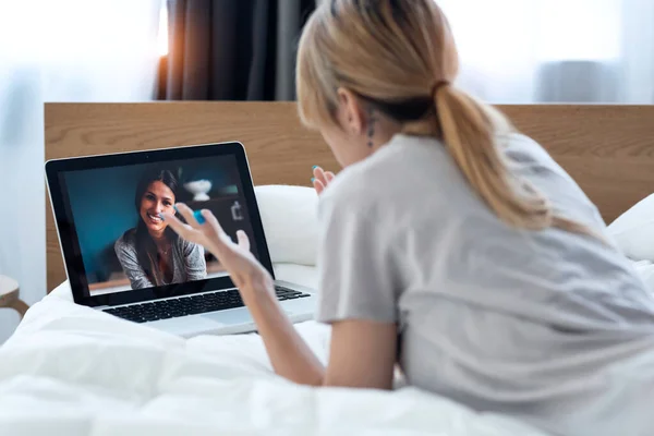 Back View Beautiful Young Woman Having Videocall Laptop While Explain — Stock Photo, Image