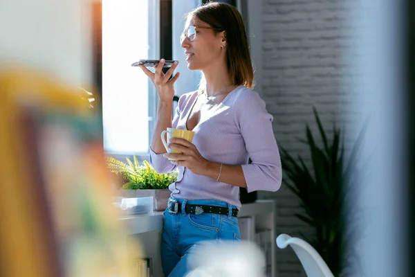 Fotografía Una Hermosa Joven Que Envía Mensaje Audio Con Teléfono — Foto de Stock