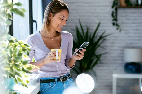 Skott Vacker Ung Kvinna Som Använder Sin Mobiltelefon Medan Dricker — Stockfoto