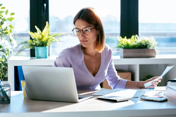 Colpo Giovane Donna Affari Concentrata Che Lavora Con Computer Mentre — Foto Stock