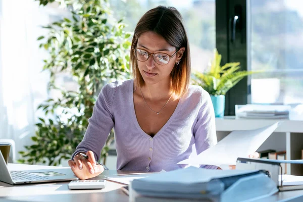 Tournage Une Jeune Femme Affaires Concentrée Travaillant Avec Une Calculatrice — Photo