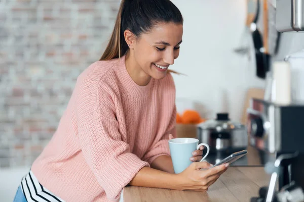 Colpo Giovane Donna Sorridente Che Usa Suo Telefono Cellulare Mentre — Foto Stock