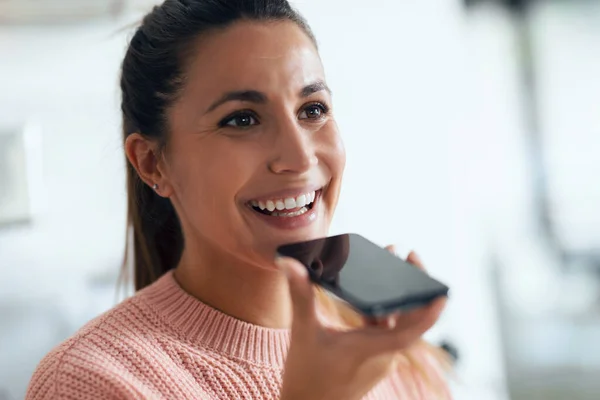 Ritratto Giovane Donna Sorridente Che Invia Audio Con Suo Cellulare — Foto Stock