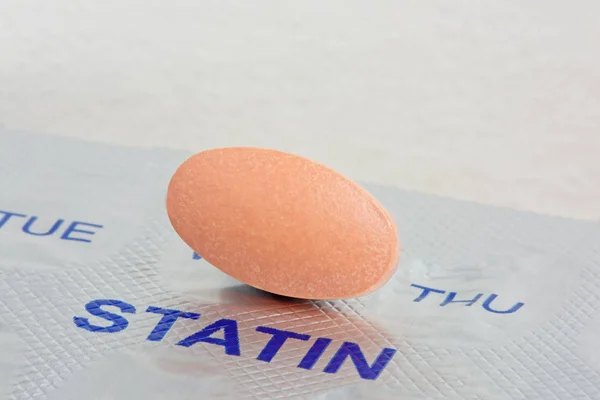 Vakumlu ambalaj üzerinde bir Statin tablet kapatın. İlaç ve sağlık kavramı