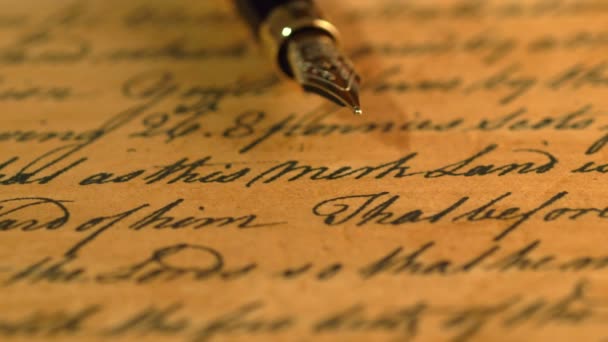 Stylo plume sur lettre 