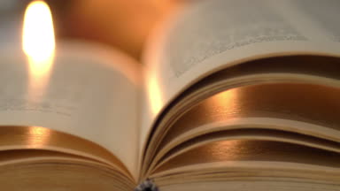 Antik kitap mumlar yaktı