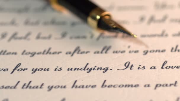 Перьевая ручка на любовное письмо — стоковое видео