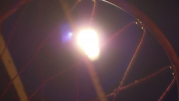 Un panier de basket en plein air la nuit 
