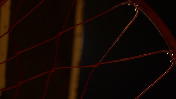 Un aro de baloncesto al aire libre por la noche — Vídeos de Stock