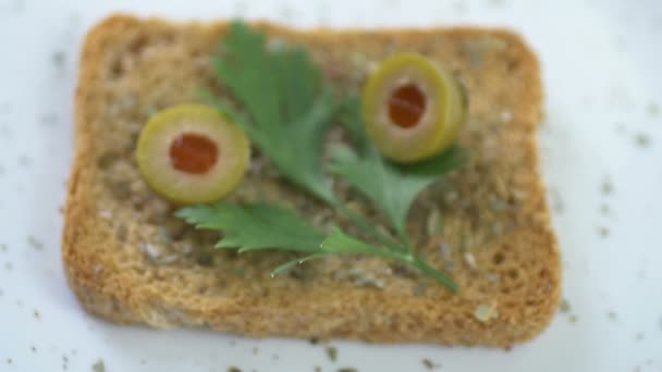 Olives and parsley on bread — Stock Video