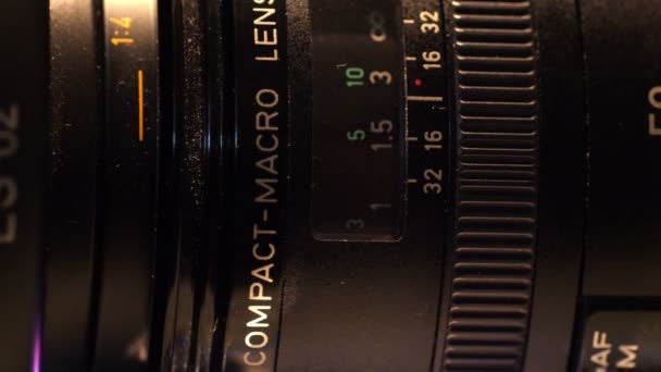 Macro Primer plano de lente de cámara réflex digital — Vídeos de Stock