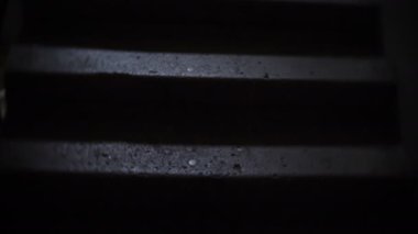 Binanın içinde karanlık merdivenler