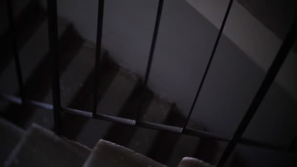 Escaleras oscuras en el edificio — Vídeo de stock