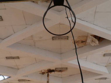 Okul terk edilmiş spor salonunda