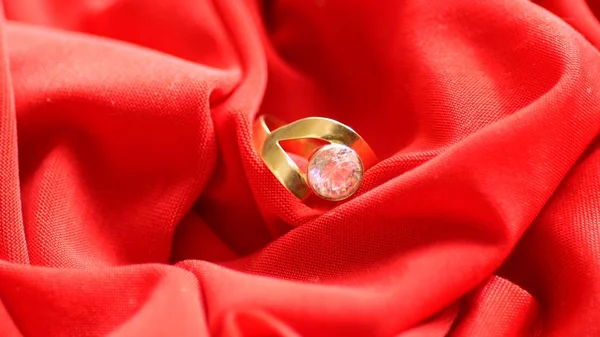 Anillo Diamantes Satén Rojo —  Fotos de Stock