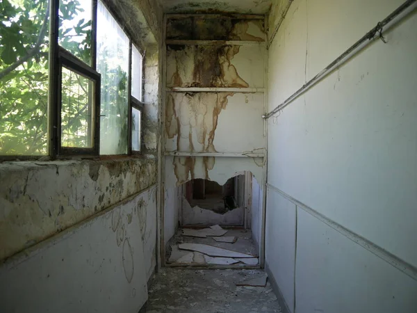 Entrar Casa Abandonada Demolida —  Fotos de Stock
