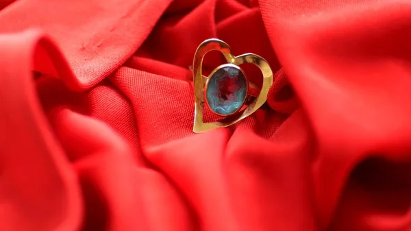 Anel Diamante Cetim Vermelho — Fotografia de Stock