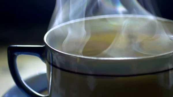 Nahaufnahme Wie Man Tee Eine Japanische Keramiktasse Gießt — Stockfoto