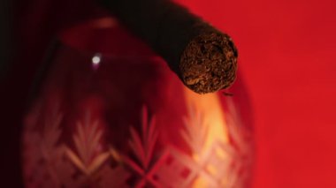 Puro şarap cam üzerinde Kapat