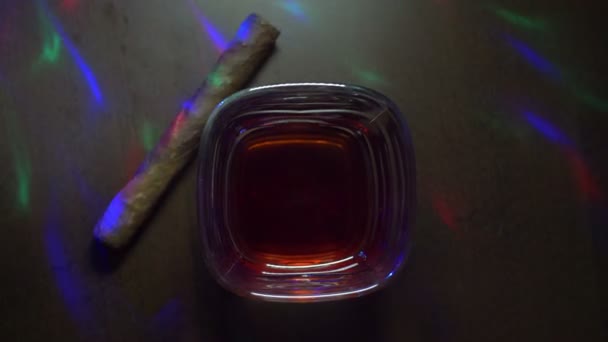 Whisky Und Kubanische Zigarre — Stockvideo