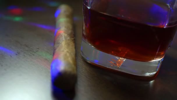 Whiskey Cubaanse Sigaar — Stockvideo