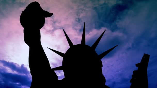 La estatua de la libertad de la ciudad de Nueva York contra las nubes de lapso de tiempo — Vídeos de Stock