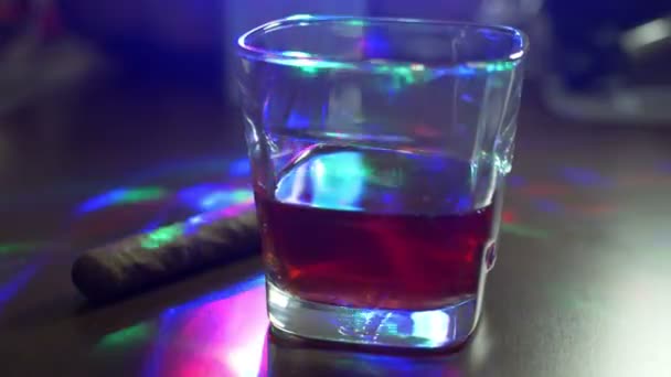 Bicchiere di whisky e sigaro — Video Stock