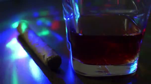 Glas Whisky Och Cigarr — Stockvideo