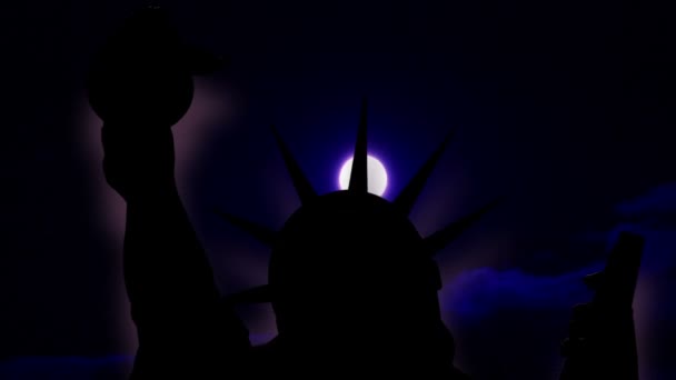 Άγαλμα Της Ελευθερίας Της Νέας Υόρκης Ενάντια Στο Φεγγάρι Νύχτα — Αρχείο Βίντεο