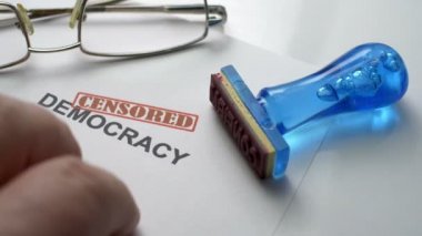 Sansürlü demokrasi metin üzerinde parmak dokunarak gergin