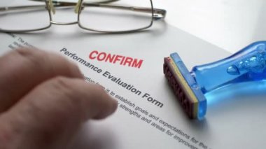 Performans değerlendirme formu üzerinde parmak dokunarak gergin