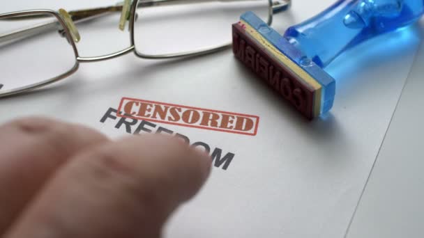 Vinger tikken nerveus over de ontwerptekst van de gecensureerde vrijheid — Stockvideo