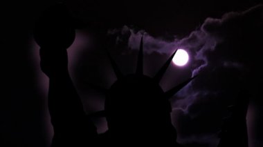 Geceleri New York şehrinin Ay 'a karşı özgürlük heykeli