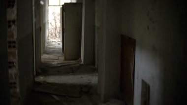 terk edilmiş bir bina kalıntıları