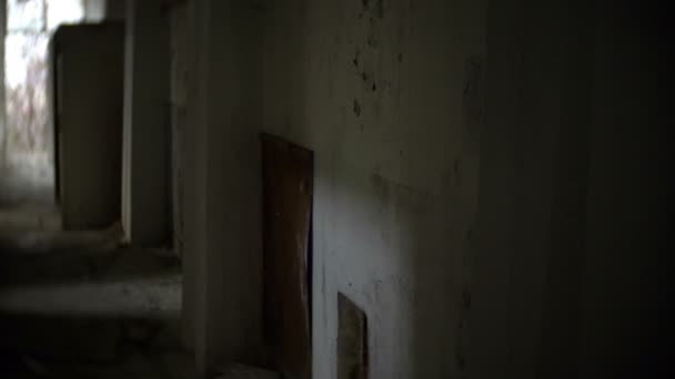 Die Ruinen eines verlassenen Gebäudes — Stockvideo