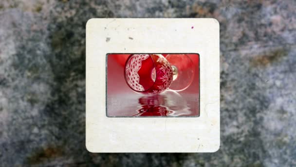 Copa Vino Tinto Refleja Agua Película Diapositivas Vintage — Vídeos de Stock