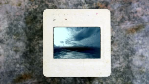 Θυελλώδεις Σύννεφα Πάνω Από Σκοτεινό Ωκεανό Φιλμ Διαφανειών Vintage — Αρχείο Βίντεο