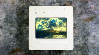 Fırtınalı bulutlar üzerinde koyu okyanus vintage slayt film